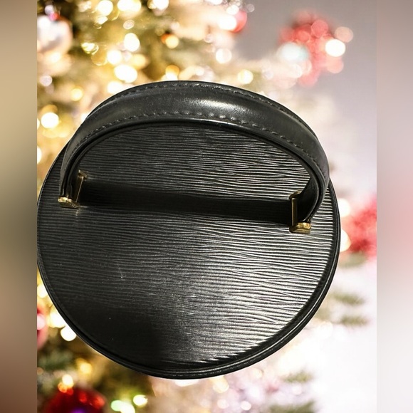 Louis Vuitton Black Epi Leather Noir
Cannes Vanity Case. Like New! 🔥 - Picture 3 of 16